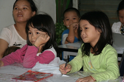 Các trẻ thơ tị nạn tại lớp học