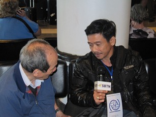 Nguyễn Hữu Hải phát biểu với giới truyền thông ở phi trường O’Hare, Chicago, ngày 22/05/12