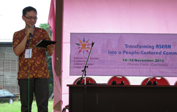 Ls. Daniel Lo, Điều Hành CAMSA-Malaysia, phát biểu tại Hội Nghị Xã Hội Công Dân, Nam Vang, Cambodia, ngày 15/11/12. (ảnh CAMSA)