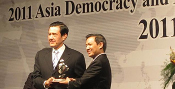 Tiến sĩ Nguyễn Đình Thắng tại lễ nhận Giải thưởng Dân chủ Nhân quyền Châu Á 2011 do Quỹ Dân chủ Đài Loan trao tặng.