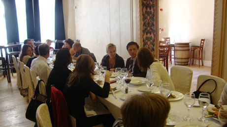 Vừa ăn trưa vừa làm việc, Nicosia, Cyprus 22/10/13. (ảnh BPSOS)