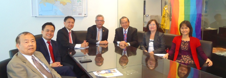 Phái đoàn vận động ở Nam Cali gặp gỡ DB Alan Lowenthal để vận động cho tù nhân lương tâm, ngày 4/11/2013. (ảnh của vp DB Lowenthal)