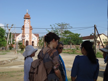 Bà Farida Shaheed, Báo Cáo Viên Đặc Biệt của LHQ, thị sát Xứ Đạo Cồn Dầu, ngày 22/11/2013. (ảnh TTT)