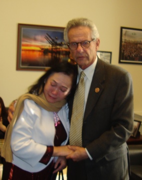 DB Alan Lowenthal an ủi Bà Trần Thị Ngọc Minh và hứa sẽ can thiệp cho Đỗ Thị Minh Hạnh