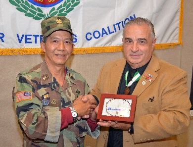 Ông John Molloy, Chủ Tịch tổ chức National Vietnam & Gulf War Veterans Coalition, cùng với một cựu chiến sĩ VNCH. (ảnh của NVAWVC)
