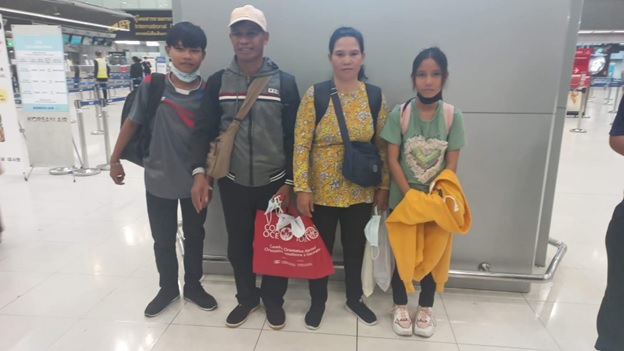 Montagnard_family_at_Bangkok_airport.jpg