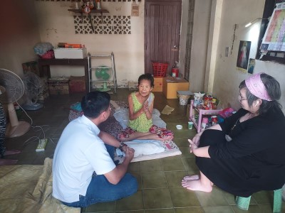 Pic_5_-_Ms_Tanya_visiting_Le_Thi_Trang.jpg