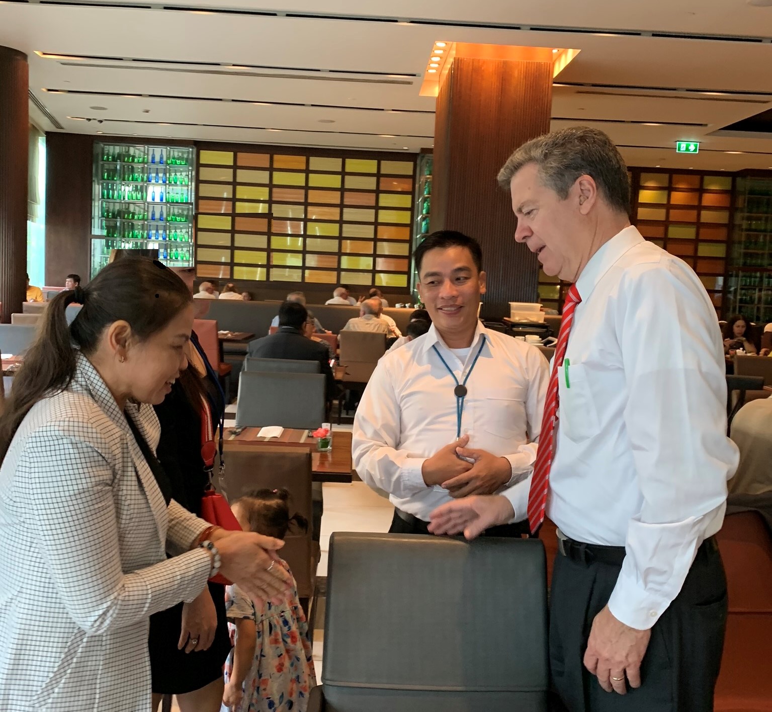 Huynh_Ngoc_Truong_and_Sam_Brownback.jpg
