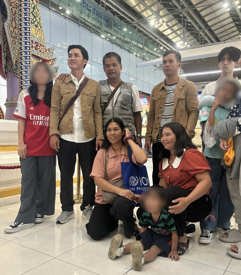 Rmah Beo at airport