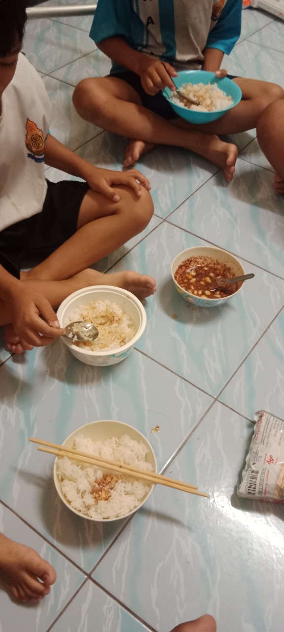 Kpuih Yems kids eating rice